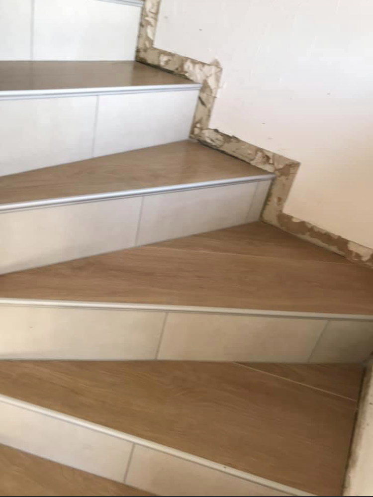 R Novation Dun Escalier En Carrelage En Gr S Hed Construction