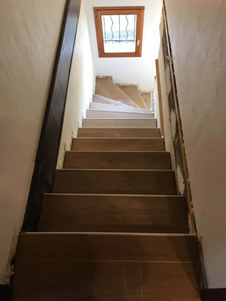 HED Construction - Rénovation d'un escalier avec carrelage en grès effet bois